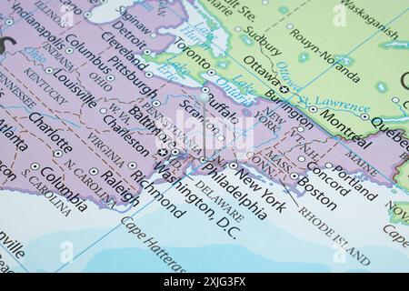 Avvicinati a una città di Filadelfia con un ago bianco nella mappa politica degli Stati Uniti d'America Foto Stock