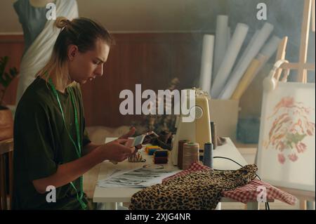 Il designer sceglie gli accessori per il nuovo abito Foto Stock