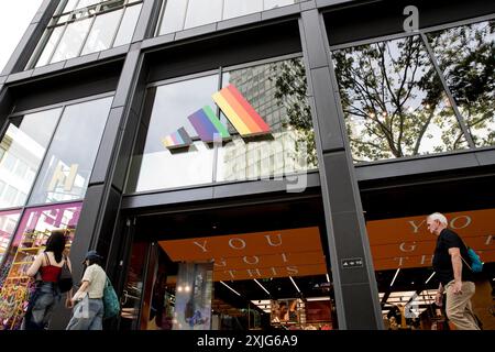 Adidas flagship store su Tauentzienstrasse a Berlino, Germania, il 18 luglio 2024. Adidas sta affrontando notevoli contraccolpi in seguito all'annuncio che la supermodella bella Hadid sarà il volto della sua nuova campagna di marketing per la sneaker SL 72, originariamente progettata per le Olimpiadi di Monaco del 1972. La campagna ha suscitato critiche diffuse a causa delle opinioni apertamente pro-palestinesi di Hadid e delle accuse di condividere contenuti antisemiti sui social media. La controversia si concentra sul contesto storico delle Olimpiadi di Monaco del 1972, dove i terroristi palestinesi hanno ucciso 11 atleti israeliani. Critici Foto Stock