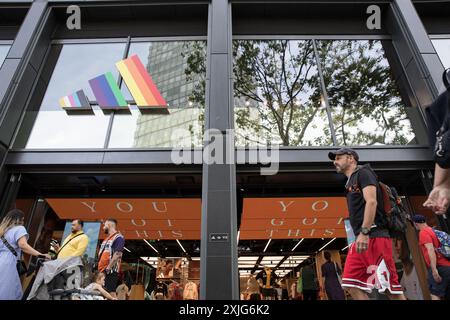 Adidas flagship store su Tauentzienstrasse a Berlino, Germania, il 18 luglio 2024. Adidas sta affrontando notevoli contraccolpi in seguito all'annuncio che la supermodella bella Hadid sarà il volto della sua nuova campagna di marketing per la sneaker SL 72, originariamente progettata per le Olimpiadi di Monaco del 1972. La campagna ha suscitato critiche diffuse a causa delle opinioni apertamente pro-palestinesi di Hadid e delle accuse di condividere contenuti antisemiti sui social media. La controversia si concentra sul contesto storico delle Olimpiadi di Monaco del 1972, dove i terroristi palestinesi hanno ucciso 11 atleti israeliani. Critici Foto Stock