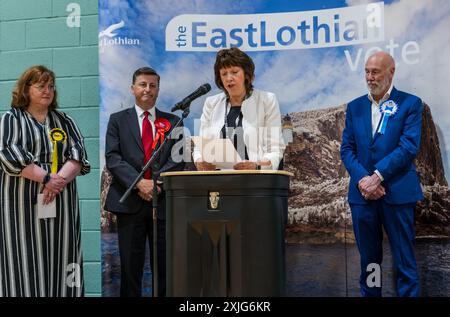 Il risultato delle elezioni generali del 2024 è stato annunciato per il collegio di Lothian East per il deputato Douglas Alexander, Scozia, Regno Unito Foto Stock