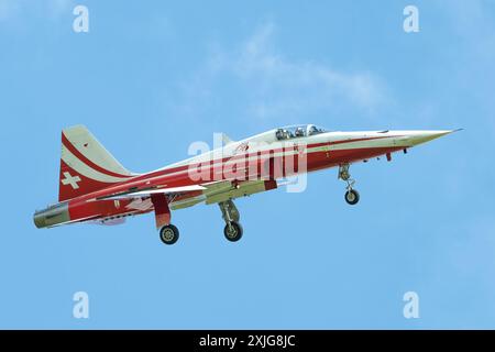 Cirencester, Regno Unito. 18 luglio 2024. Northrop F-5E Tiger II dalla Patrouille Suisse della Swiss Air Force durante il Royal International Air Tattoo 2024 Arrivals Day presso RAF Fairford, Cirencester, Regno Unito, 18 luglio 2024 (foto di Cody Froggatt/News Images) a Cirencester, Regno Unito, il 18 luglio 2024. (Foto di Cody Froggatt/News Images/Sipa USA) credito: SIPA USA/Alamy Live News Foto Stock