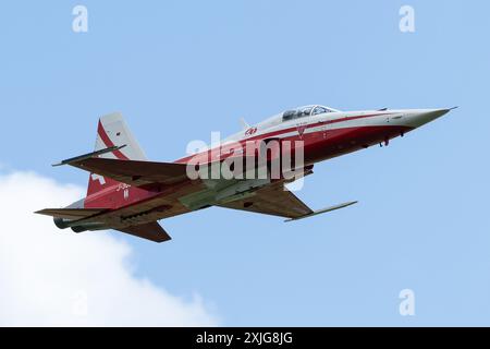 Cirencester, Regno Unito. 18 luglio 2024. Northrop F-5E Tiger II dalla Patrouille Suisse della Swiss Air Force durante il Royal International Air Tattoo 2024 Arrivals Day presso RAF Fairford, Cirencester, Regno Unito, 18 luglio 2024 (foto di Cody Froggatt/News Images) a Cirencester, Regno Unito, il 18 luglio 2024. (Foto di Cody Froggatt/News Images/Sipa USA) credito: SIPA USA/Alamy Live News Foto Stock