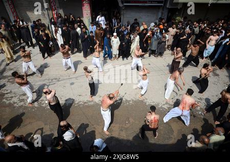 Peshawar, Peshawar, Pakistan. 18 luglio 2024. Il Pakistan segna l'Ashura Day 2024.gli uomini musulmani sciiti si flagellano il giorno dell'Ashura a Peshawar, Pakistan, 17 luglio 2024. I musulmani sciiti in tutto il mondo stanno osservando il mese santo di Muharram, il primo mese del calendario islamico. Il culmine di Muharram è il giorno dell'Ashura, che commemora il martirio di Imam Hussein, nipote del profeta Maometto, ucciso in una battaglia della città irachena di Karbala nel VII secolo. (Immagine di credito: © Hussain Ali/ZUMA Press Wire) SOLO PER USO EDITORIALE! Non per USO commerciale! Foto Stock