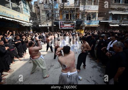 Peshawar, Peshawar, Pakistan. 18 luglio 2024. Il Pakistan segna l'Ashura Day 2024.gli uomini musulmani sciiti si flagellano il giorno dell'Ashura a Peshawar, Pakistan, 17 luglio 2024. I musulmani sciiti in tutto il mondo stanno osservando il mese santo di Muharram, il primo mese del calendario islamico. Il culmine di Muharram è il giorno dell'Ashura, che commemora il martirio di Imam Hussein, nipote del profeta Maometto, ucciso in una battaglia della città irachena di Karbala nel VII secolo. (Immagine di credito: © Hussain Ali/ZUMA Press Wire) SOLO PER USO EDITORIALE! Non per USO commerciale! Foto Stock