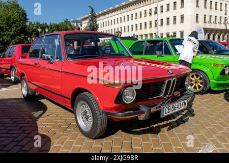 Sofia, Bulgaria - 15 giugno 2024: Sfilata di vecchie auto retrò alla Spring retro Parade di Sofia, Bulgaria, auto retrò BMW 1502 Foto Stock