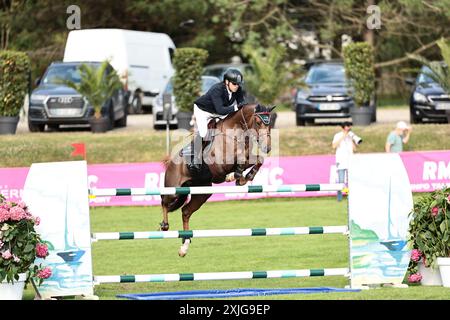 Conor Swail of Ireland con Theo 160 durante il Prix du Conseil Départemental d'Ille et Vilaine al Jumping International de Dinard il 18 luglio 2024, Dinard, Francia (foto di Maxime David - MXIMD Pictures) Foto Stock