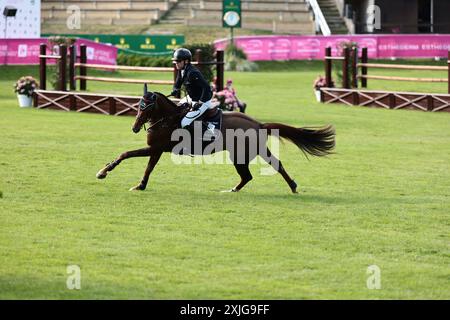 Conor Swail of Ireland con Theo 160 durante il Prix du Conseil Départemental d'Ille et Vilaine al Jumping International de Dinard il 18 luglio 2024, Dinard, Francia (foto di Maxime David - MXIMD Pictures) Foto Stock