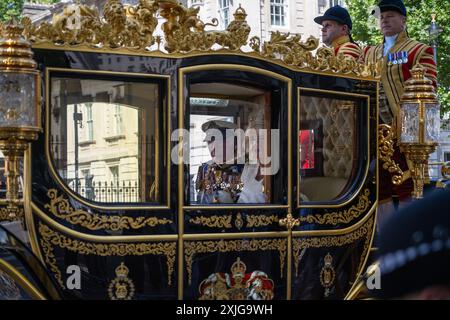 Londra, Regno Unito 17 luglio 2024. Il re Carlo e la regina Camilla fanno un giro in pullman Diamond Jubilee State Coach lungo Whitehall per l'apertura del Parlamento Foto Stock