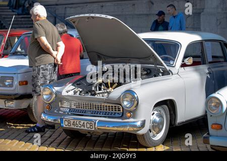 Sofia, Bulgaria - 15 giugno 2024: Sfilata di vecchie auto retrò alla Spring retro Parade di Sofia, Bulgaria, auto retrò Wartburg 311 1963 Foto Stock