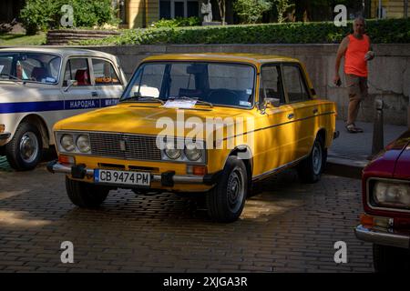 Sofia, Bulgaria - 15 giugno 2024: Sfilata di vecchie auto retrò alla Spring retro Parade di Sofia, Bulgaria, auto retrò LADA 1600 Foto Stock