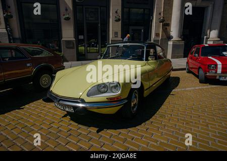 Sofia, Bulgaria - 15 giugno 2024: Sfilata di vecchie auto retrò alla Spring retro Parade di Sofia, Bulgaria, auto retrò 1972 Citroen DS 20 Foto Stock