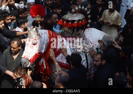 Peshawar, Peshawar, Pakistan. 18 luglio 2024. Il Pakistan segna l'Ashura Day 2024.gli uomini musulmani sciiti si flagellano il giorno dell'Ashura a Peshawar, Pakistan, 17 luglio 2024. I musulmani sciiti in tutto il mondo stanno osservando il mese santo di Muharram, il primo mese del calendario islamico. Il culmine di Muharram è il giorno dell'Ashura, che commemora il martirio di Imam Hussein, nipote del profeta Maometto, ucciso in una battaglia della città irachena di Karbala nel VII secolo. (Immagine di credito: © Hussain Ali/ZUMA Press Wire) SOLO PER USO EDITORIALE! Non per USO commerciale! Foto Stock