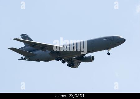 Cirencester, Regno Unito. 18 luglio 2024. McDonnell Douglas KC-10 Extender del 79TH AIR REFUELING SQUADRON United States Air Force arriva durante il Royal International Air Tattoo 2024 Arrivals Day presso RAF Fairford, Cirencester, Regno Unito, 18 luglio 2024 (foto di Cody Froggatt/News Images) a Cirencester, Regno Unito, il 18/7/2024. (Foto di Cody Froggatt/News Images/Sipa USA) credito: SIPA USA/Alamy Live News Foto Stock