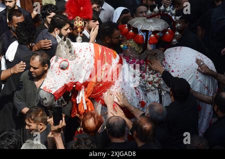 Peshawar, Peshawar, Pakistan. 18 luglio 2024. Il Pakistan segna l'Ashura Day 2024.gli uomini musulmani sciiti si flagellano il giorno dell'Ashura a Peshawar, Pakistan, 17 luglio 2024. I musulmani sciiti in tutto il mondo stanno osservando il mese santo di Muharram, il primo mese del calendario islamico. Il culmine di Muharram è il giorno dell'Ashura, che commemora il martirio di Imam Hussein, nipote del profeta Maometto, ucciso in una battaglia della città irachena di Karbala nel VII secolo. (Immagine di credito: © Hussain Ali/ZUMA Press Wire) SOLO PER USO EDITORIALE! Non per USO commerciale! Foto Stock