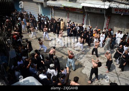 Peshawar, Peshawar, Pakistan. 18 luglio 2024. Il Pakistan segna l'Ashura Day 2024.gli uomini musulmani sciiti si flagellano il giorno dell'Ashura a Peshawar, Pakistan, 17 luglio 2024. I musulmani sciiti in tutto il mondo stanno osservando il mese santo di Muharram, il primo mese del calendario islamico. Il culmine di Muharram è il giorno dell'Ashura, che commemora il martirio di Imam Hussein, nipote del profeta Maometto, ucciso in una battaglia della città irachena di Karbala nel VII secolo. (Immagine di credito: © Hussain Ali/ZUMA Press Wire) SOLO PER USO EDITORIALE! Non per USO commerciale! Foto Stock