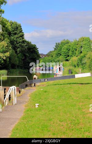 Barche strette sul canale Kennet e Avon vicino alle chiuse di Caen Hill, Devizes. Data: Luglio 2024 Foto Stock