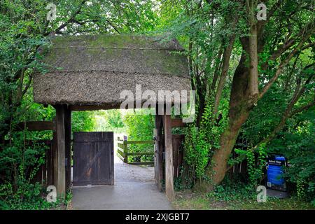 Cancello d'ingresso con tetto in paglia presso il villaggio medievale, Cosmeston Lakes and Country Park, Galles del Sud. Presa nel settembre 2023 Foto Stock