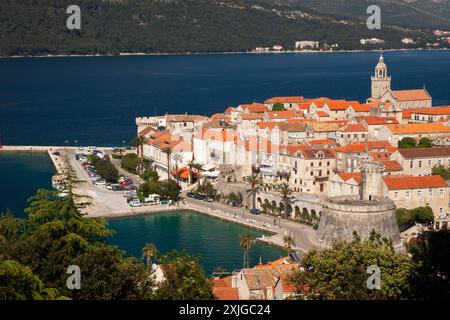 Vista della città vecchia sull'isola di Korcula sulla costa dalmata della Croazia in Europa Foto Stock