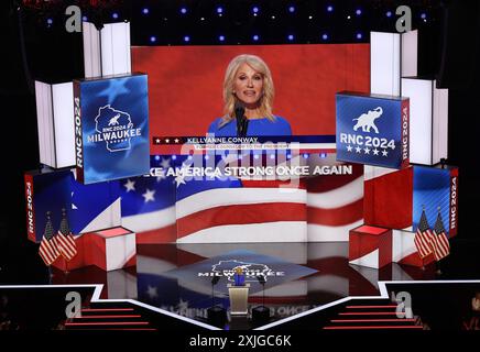 Milwaukee, Wisconsin, Stati Uniti. 17 luglio 2024. KELLYANNE CONWAY, consigliere dell'ex presidente Trump, parla il terzo giorno della Convention nazionale repubblicana al Fiserv Forum. (Credit Image: © Pat A. Robinson/ZUMA Press Wire) SOLO PER USO EDITORIALE! Non per USO commerciale! Foto Stock