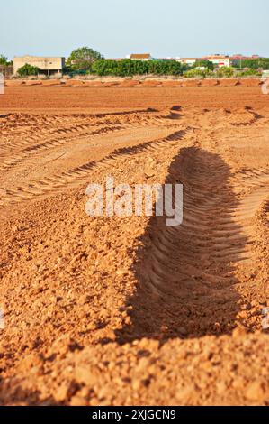 Appena arato. Preparare il terreno per nuovi inizi nel giardino spagnolo. Foto Stock