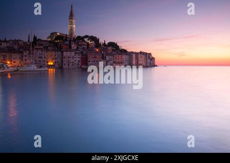 Vista della città vecchia di Rovigno sulla penisola istriana in Croazia in Europa Foto Stock