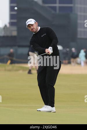 Troon, Regno Unito. 18 luglio 2024. L'American Partick Cantlay batte la palla durante il primo round al 152° Open Championship al Royal Troon Golf Club di Troon, Scozia, giovedì 18 luglio 2024. Foto di Hugo Philpott/UPI credito: UPI/Alamy Live News Foto Stock