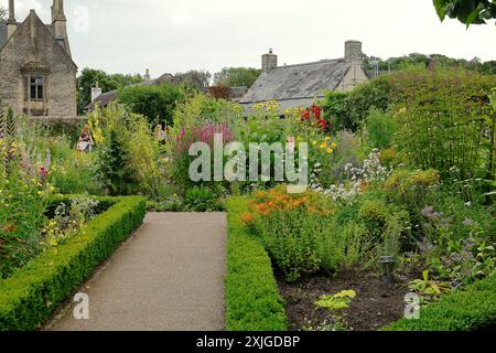 Disposizione formale del giardino al Cowbridge Physic Garden, vale of Glamorgan (vicino a Cardiff), nel luglio 2024 Foto Stock