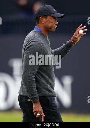 Tiger Woods degli Stati Uniti riconosce la folla dopo aver messo sul 18° green durante il primo giorno dell'Open al Royal Troon, South Ayrshire, Scozia. Data foto: Giovedì 18 luglio 2024. Foto Stock