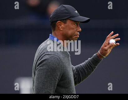 Tiger Woods degli Stati Uniti riconosce la folla dopo aver messo sul 18° green durante il primo giorno dell'Open al Royal Troon, South Ayrshire, Scozia. Data foto: Giovedì 18 luglio 2024. Foto Stock