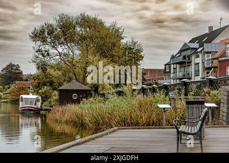 vista sul molo del lago del villaggio di hillerod. Danimarca. Foto Stock