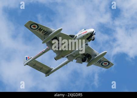 Cirencester, Regno Unito. 18 luglio 2024. De Havilland Vampire FB.52 arriva durante il Royal International Air Tattoo 2024 Arrivals Day presso RAF Fairford, Cirencester, Regno Unito, 18 luglio 2024 (foto di Cody Froggatt/News Images) a Cirencester, Regno Unito, il 18/7/2024. (Foto di Cody Froggatt/News Images/Sipa USA) credito: SIPA USA/Alamy Live News Foto Stock