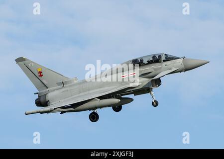 Cirencester, Regno Unito. 18 luglio 2024. Il Typhoon FGR4 del 41 SQUADRON Royal Air Force arriva durante il Royal International Air Tattoo 2024 Arrivals Day presso RAF Fairford, Cirencester, Regno Unito, 18 luglio 2024 (foto di Cody Froggatt/News Images) a Cirencester, Regno Unito, il 18/7/2024. (Foto di Cody Froggatt/News Images/Sipa USA) credito: SIPA USA/Alamy Live News Foto Stock