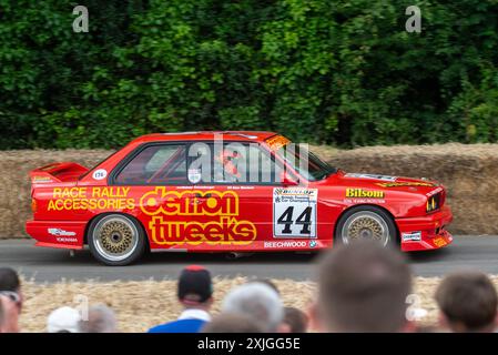 1987 auto da corsa BMW E30 M3 in salita sulla pista di arrampicata all'evento Motorsport Goodwood Festival of Speed 2024, Regno Unito Foto Stock