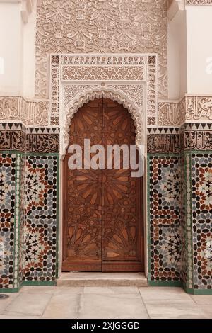 Famosa porta della Madrasa Ben Youssef a Marrakech Foto Stock