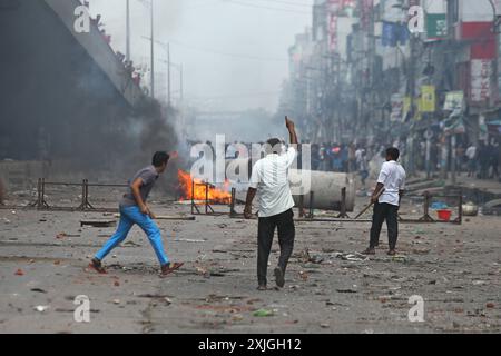 Dhaka, Wari, Bangladesh. 18 luglio 2024. Gli studenti prendono parte alla protesta anti-quota in corso a Dacca il 18 luglio 2024. Gli studenti del Bangladesh hanno fatto pressione il 18 luglio con proteste a livello nazionale contro le regole di assunzione del servizio pubblico, respingendo un ramo di olivo dal primo ministro Sheikh Hasina che ha promesso giustizia per 18 morti nelle manifestazioni. (Credit Image: © Habibur Rahman/ZUMA Press Wire) SOLO PER USO EDITORIALE! Non per USO commerciale! Foto Stock