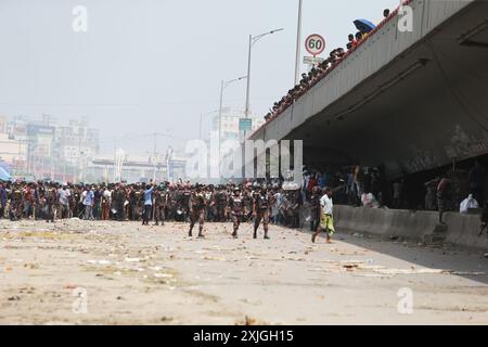 Dhaka, Wari, Bangladesh. 18 luglio 2024. Gli studenti prendono parte alla protesta anti-quota in corso a Dacca il 18 luglio 2024. Gli studenti del Bangladesh hanno fatto pressione il 18 luglio con proteste a livello nazionale contro le regole di assunzione del servizio pubblico, respingendo un ramo di olivo dal primo ministro Sheikh Hasina che ha promesso giustizia per 18 morti nelle manifestazioni. (Credit Image: © Habibur Rahman/ZUMA Press Wire) SOLO PER USO EDITORIALE! Non per USO commerciale! Foto Stock