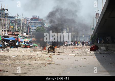 Dhaka, Wari, Bangladesh. 18 luglio 2024. Gli studenti prendono parte alla protesta anti-quota in corso a Dacca il 18 luglio 2024. Gli studenti del Bangladesh hanno fatto pressione il 18 luglio con proteste a livello nazionale contro le regole di assunzione del servizio pubblico, respingendo un ramo di olivo dal primo ministro Sheikh Hasina che ha promesso giustizia per 18 morti nelle manifestazioni. (Credit Image: © Habibur Rahman/ZUMA Press Wire) SOLO PER USO EDITORIALE! Non per USO commerciale! Foto Stock