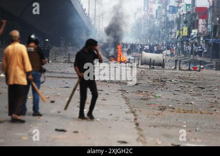 Dhaka, Wari, Bangladesh. 18 luglio 2024. Gli studenti prendono parte alla protesta anti-quota in corso a Dacca il 18 luglio 2024. Gli studenti del Bangladesh hanno fatto pressione il 18 luglio con proteste a livello nazionale contro le regole di assunzione del servizio pubblico, respingendo un ramo di olivo dal primo ministro Sheikh Hasina che ha promesso giustizia per 18 morti nelle manifestazioni. (Credit Image: © Habibur Rahman/ZUMA Press Wire) SOLO PER USO EDITORIALE! Non per USO commerciale! Foto Stock