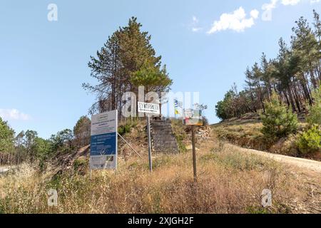 Devastante incendio nel villaggio di Kirki vicino a Alexandroupolis Evros Grecia, disastro ecologico e ambientale, segnalano Sikorahi. Foto Stock