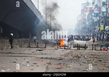 Dhaka, Wari, Bangladesh. 18 luglio 2024. Gli studenti prendono parte alla protesta anti-quota in corso a Dacca il 18 luglio 2024. Gli studenti del Bangladesh hanno fatto pressione il 18 luglio con proteste a livello nazionale contro le regole di assunzione del servizio pubblico, respingendo un ramo di olivo dal primo ministro Sheikh Hasina che ha promesso giustizia per 18 morti nelle manifestazioni. (Credit Image: © Habibur Rahman/ZUMA Press Wire) SOLO PER USO EDITORIALE! Non per USO commerciale! Foto Stock