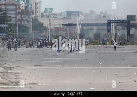 Dhaka, Wari, Bangladesh. 18 luglio 2024. Gli studenti prendono parte alla protesta anti-quota in corso a Dacca il 18 luglio 2024. Gli studenti del Bangladesh hanno fatto pressione il 18 luglio con proteste a livello nazionale contro le regole di assunzione del servizio pubblico, respingendo un ramo di olivo dal primo ministro Sheikh Hasina che ha promesso giustizia per 18 morti nelle manifestazioni. (Credit Image: © Habibur Rahman/ZUMA Press Wire) SOLO PER USO EDITORIALE! Non per USO commerciale! Foto Stock