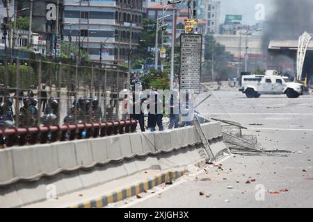 Dhaka, Wari, Bangladesh. 18 luglio 2024. Gli studenti prendono parte alla protesta anti-quota in corso a Dacca il 18 luglio 2024. Gli studenti del Bangladesh hanno fatto pressione il 18 luglio con proteste a livello nazionale contro le regole di assunzione del servizio pubblico, respingendo un ramo di olivo dal primo ministro Sheikh Hasina che ha promesso giustizia per 18 morti nelle manifestazioni. (Credit Image: © Habibur Rahman/ZUMA Press Wire) SOLO PER USO EDITORIALE! Non per USO commerciale! Foto Stock