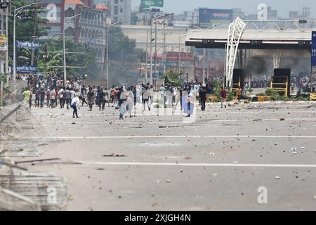 Dhaka, Wari, Bangladesh. 18 luglio 2024. Gli studenti prendono parte alla protesta anti-quota in corso a Dacca il 18 luglio 2024. Gli studenti del Bangladesh hanno fatto pressione il 18 luglio con proteste a livello nazionale contro le regole di assunzione del servizio pubblico, respingendo un ramo di olivo dal primo ministro Sheikh Hasina che ha promesso giustizia per 18 morti nelle manifestazioni. (Credit Image: © Habibur Rahman/ZUMA Press Wire) SOLO PER USO EDITORIALE! Non per USO commerciale! Foto Stock