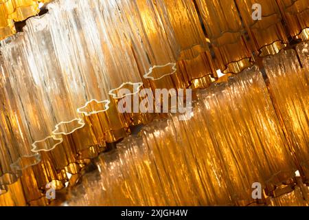 Dettagli in vetro giallo di un lampadario vintage di lusso. Foto in primo piano con messa a fuoco selettiva morbida Foto Stock