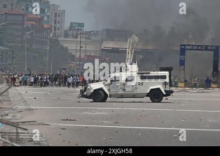 Dhaka, Wari, Bangladesh. 18 luglio 2024. Gli studenti prendono parte alla protesta anti-quota in corso a Dacca il 18 luglio 2024. Gli studenti del Bangladesh hanno fatto pressione il 18 luglio con proteste a livello nazionale contro le regole di assunzione del servizio pubblico, respingendo un ramo di olivo dal primo ministro Sheikh Hasina che ha promesso giustizia per 18 morti nelle manifestazioni. (Credit Image: © Habibur Rahman/ZUMA Press Wire) SOLO PER USO EDITORIALE! Non per USO commerciale! Foto Stock