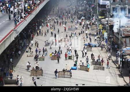 Dhaka, Wari, Bangladesh. 18 luglio 2024. Gli studenti prendono parte alla protesta anti-quota in corso a Dacca il 18 luglio 2024. Gli studenti del Bangladesh hanno fatto pressione il 18 luglio con proteste a livello nazionale contro le regole di assunzione del servizio pubblico, respingendo un ramo di olivo dal primo ministro Sheikh Hasina che ha promesso giustizia per 18 morti nelle manifestazioni. (Credit Image: © Habibur Rahman/ZUMA Press Wire) SOLO PER USO EDITORIALE! Non per USO commerciale! Foto Stock