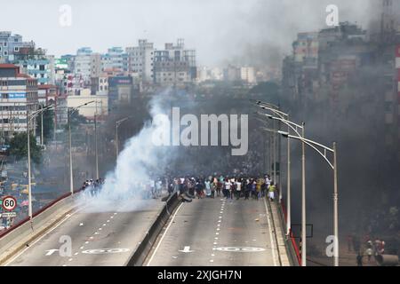 Dhaka, Wari, Bangladesh. 18 luglio 2024. Gli studenti prendono parte alla protesta anti-quota in corso a Dacca il 18 luglio 2024. Gli studenti del Bangladesh hanno fatto pressione il 18 luglio con proteste a livello nazionale contro le regole di assunzione del servizio pubblico, respingendo un ramo di olivo dal primo ministro Sheikh Hasina che ha promesso giustizia per 18 morti nelle manifestazioni. (Credit Image: © Habibur Rahman/ZUMA Press Wire) SOLO PER USO EDITORIALE! Non per USO commerciale! Foto Stock