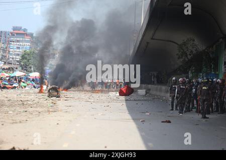 Dhaka, Wari, Bangladesh. 18 luglio 2024. Gli studenti prendono parte alla protesta anti-quota in corso a Dacca il 18 luglio 2024. Gli studenti del Bangladesh hanno fatto pressione il 18 luglio con proteste a livello nazionale contro le regole di assunzione del servizio pubblico, respingendo un ramo di olivo dal primo ministro Sheikh Hasina che ha promesso giustizia per 18 morti nelle manifestazioni. (Credit Image: © Habibur Rahman/ZUMA Press Wire) SOLO PER USO EDITORIALE! Non per USO commerciale! Foto Stock