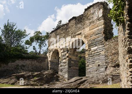 Resti dell'acquedotto romano a Susa, tipico e piccolo paese del Nord Italia, con resti dell'antica Roma e dell'architettura medievale Foto Stock